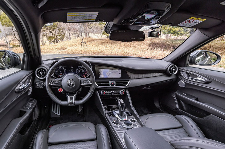 今回の試乗車は、「ヴェズヴィオグレー」の外板色の車両に4台導入される左ハンドル車。インストゥルメントパネルやセンターコンソール、ドアパネルなどに用いられた3Dテクスチャー加工のカーボンパネルが、スポーティーな雰囲気を演出している。