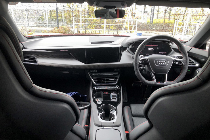 いかにもアウディっぽいクリーンでシンプルな「RS e-tron GT」のインテリア。赤いステッチが入ったパーフォレーテッドレザー仕立てのステアリングホイールやカーボンパネルが用いられたダッシュボードは、「RSデザインパッケージ レッド」に含まれるオプションとなっている。