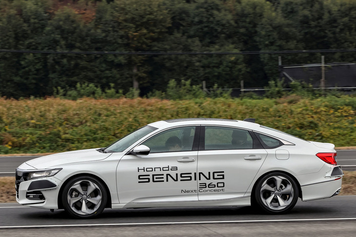 減速・停車時にはハザードランプとホーンで周辺車両に注意を促し、衝突事故の危険を低減する。