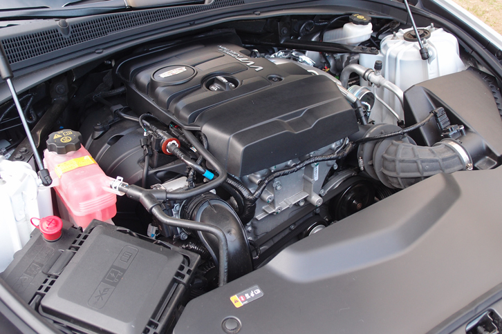 最高出力276ps、最大トルク40.8kgmを発生する2リッター直4ターボエンジン。アイドリングストップから復帰する際にほとんど振動が伝わらない点も印象的に残った。