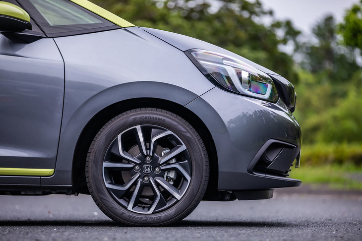 10本スポークデザインの16インチアルミホイールを標準装備。試乗車には185/55R16サイズの「ヨコハマ・ブルーアースA」タイヤが装着されていた。