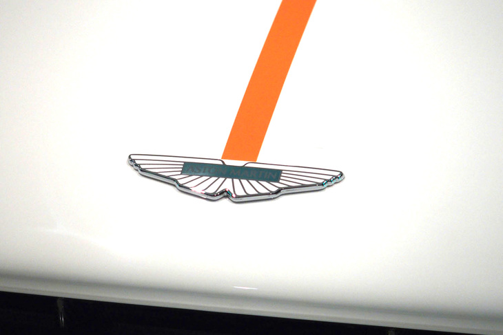 アストンマーティン・ヴァルハラ（フロントのエンブレム）