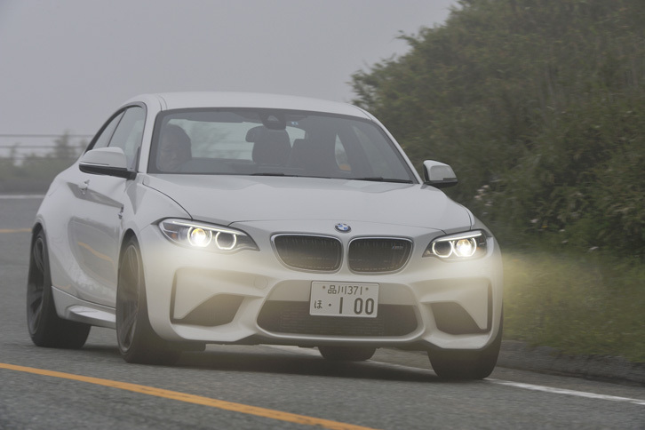 電動パワーステアリング「Mサーボトロニック」は好みに応じてアシスト量を2段階に変更が可能。ステアリングギア比は15：1。