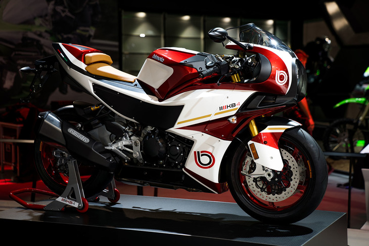 前回2019年の「EICMA」において、カワサキとの合弁会社設立とニューモデル「テージH2」を発表したビモータ。今回は新型車「KB4」を発表した。ネオクラシックスタイルのフルカウルを持つその車両は、「カワサキ・ニンジャ1000SX」用のエンジンを、ビモータが独自に開発したスチール鋼管製のトレリスフレームに搭載したものだ。削り出しのアルミスイングアームや本革シートなど、ビモータのこだわりが各所に見られる。
