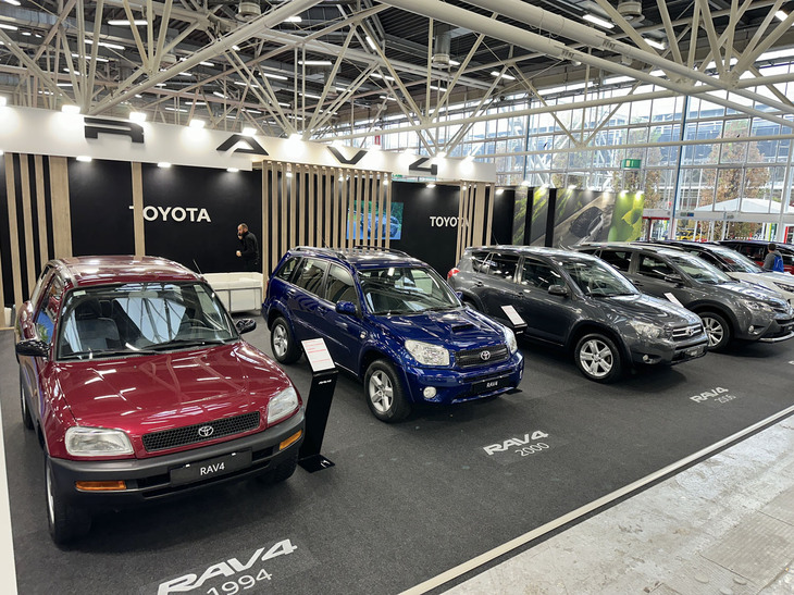 トヨタは初代から最新型まで6台の「RAV4」を一堂にそろえた。