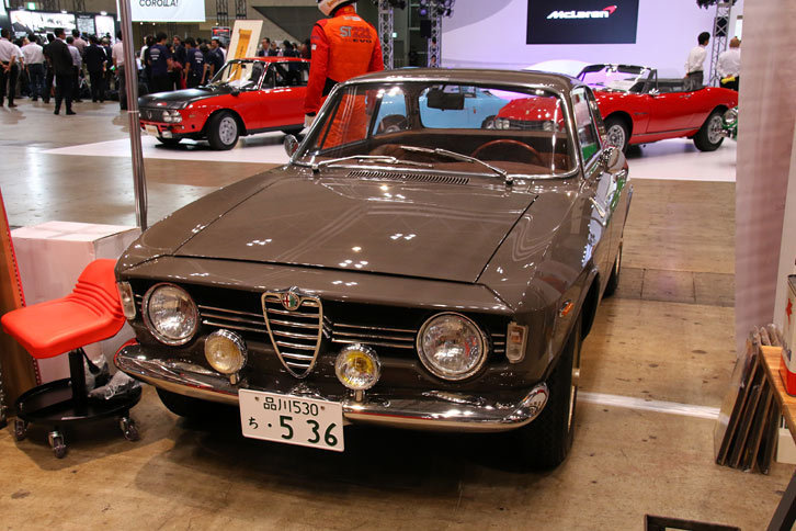LE GARAGEのブースに展示された「アルファ・ロメオ ジュリアクーペ」。
