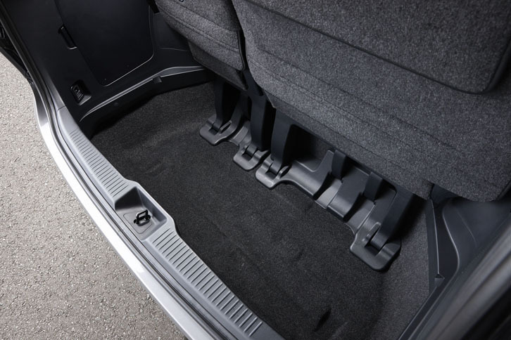 荷室床下の収納スペース。折り畳まれた3列目シートは、この空間におさまる。