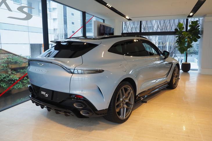 「DBX 707」より20PSパワーアップした最高出力727PSの4リッターV8ツインターボエンジンを搭載する。