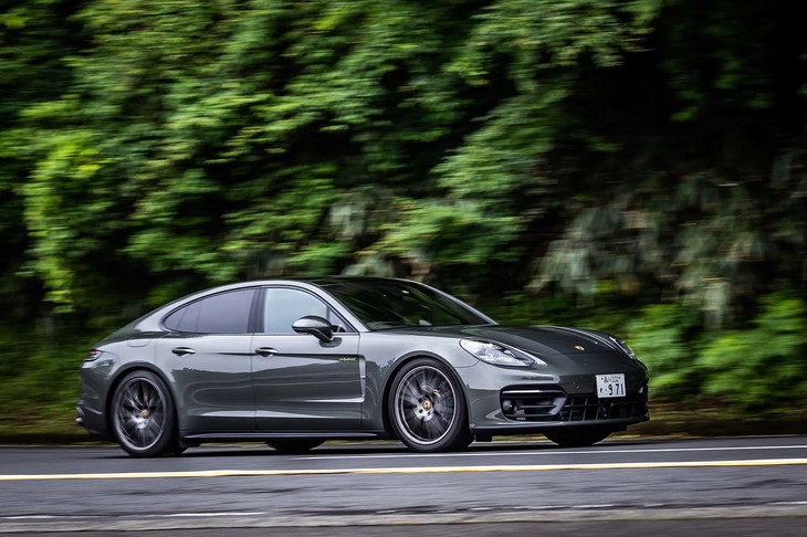 「パナメーラ4 Eハイブリッド プラチナエディション」の、一充電あたりのEV走行距離は、WLTPモードで52-56km。NEDCモードでは62-64kmと公表される。なおEV走行時の最高速は140km/h。