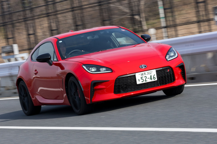 「アイサイト」にはACCやプリクラッシュブレーキ、車線逸脱警報、リアのクリアランスソナーなどが含まれる。6段AT車との違いはACCが全車速対応ではないことと、後退時ブレーキアシストが付かないこと（当然ながらAT誤発進抑制制御も付かない）。