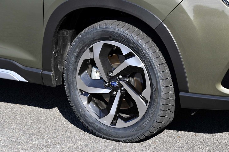 「アドバンス」専用の18インチホイール。今回の試乗車は、ヨコハマのスタッドレスタイヤ「アイスガードG075」を装着していた。