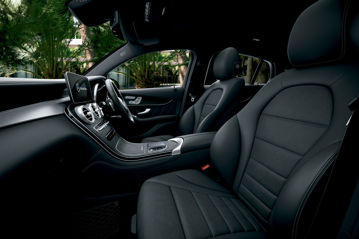 「GLC」のインテリア。64色から設定可能な「アンビエントライト」を装備する。