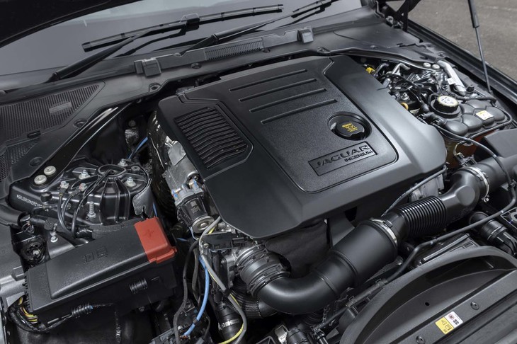 マイルドハイブリッドシステムが組み合わされた2リッター（1997cc）のクリーンディーゼルエンジン。「XFスポーツブレイク」では、2リッター（1995cc）のガソリンエンジン搭載車も選択できる。