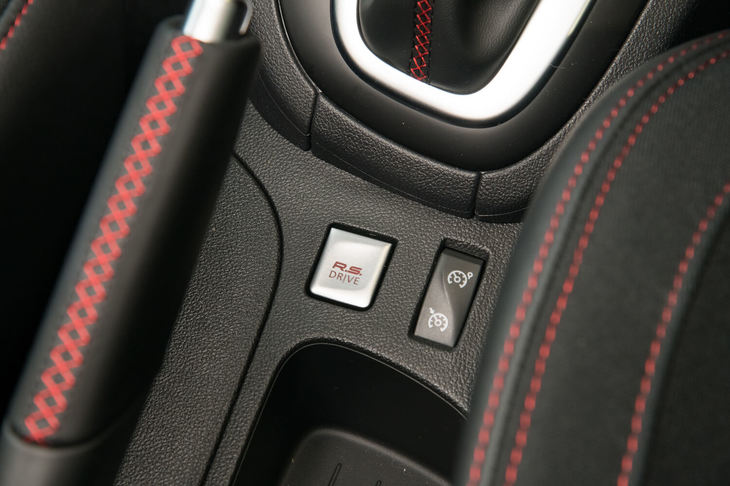 走行モードを切り替える「R.S.ドライブ」のスイッチ。「ルーテシアR.S.」には「ノーマル」「スポーツ」「レース」の3つのモードが備わっており、レースモードを選択するとESCがオフになる。