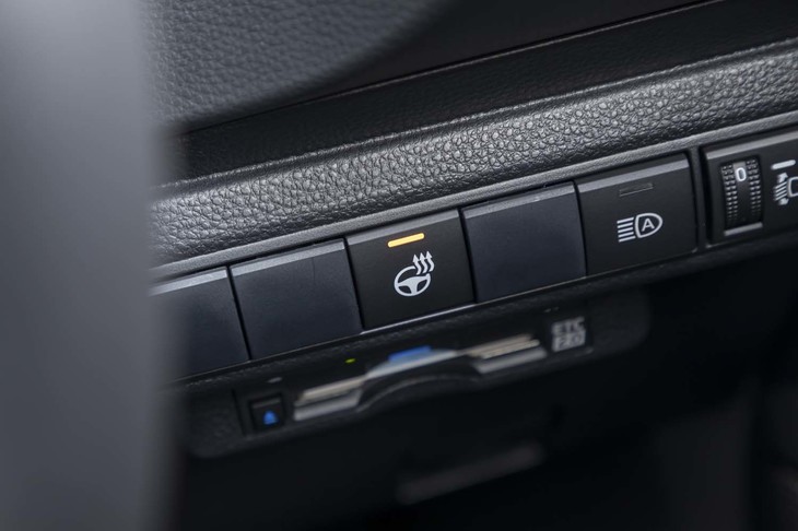 ステアリングヒーターも標準装備。スイッチはステアリングコラムの右下にレイアウトされる。