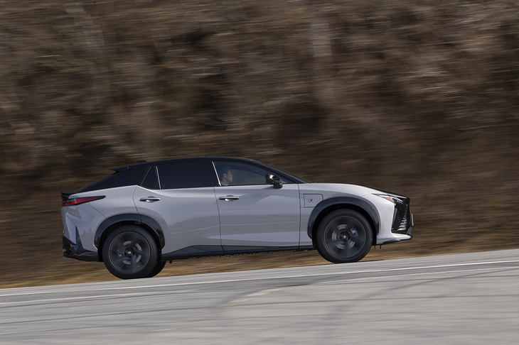 新機軸の「インタラクティブマニュアルドライブ」を使ってワインディングロードを行く。仮想のパワーソースとトランスミッションを駆使してマニュアル変速で走るモードだ。