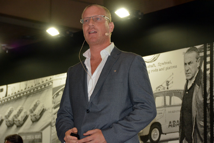 「アバルト124スパイダー」の魅力を語る、FCAのルーベン・ワインバーグ氏。