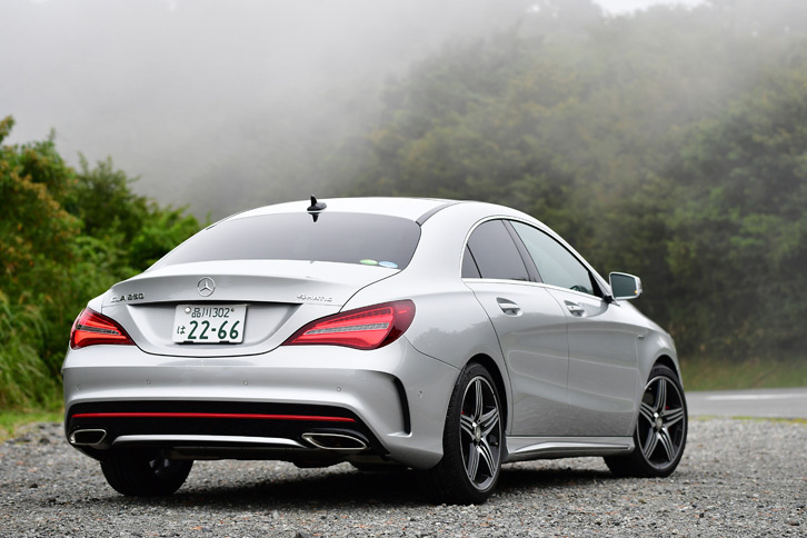 リアは、エキゾーストエンドと一体化した新設計のバンパーデザインを採用する。