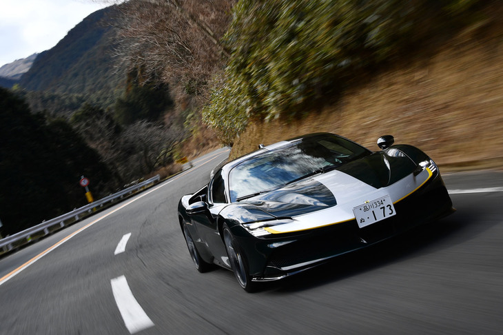 箱根のワインディングロードを行く「フェラーリSF90ストラダーレ」。池沢早人師先生は「パワーの出方が強烈なので、アクセルワークはかなり慎重に行う必要があります」と言う。