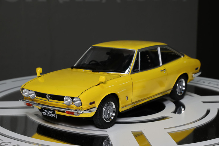 これもハセガワからリリースされた1/24「いすゞ117クーペXE」。こちらも販売中の通称“ハンドメイド”こと初期型のバリエーションとして追加された、俗に“量産丸目”と呼ばれる中期型のトップグレード。