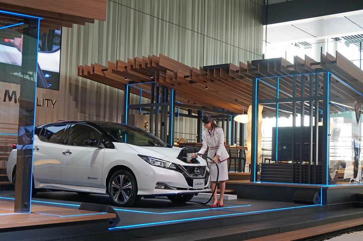 ステージ上では「リーフ」を住宅につなぎ、蓄電池として使用するデモンストレーションも行われた。住宅に設置された太陽光パネルで発電した電気をリーフに充電できるほか、停電時などには反対にリーフのバッテリーから家庭で使う電力を取り出すことができる。