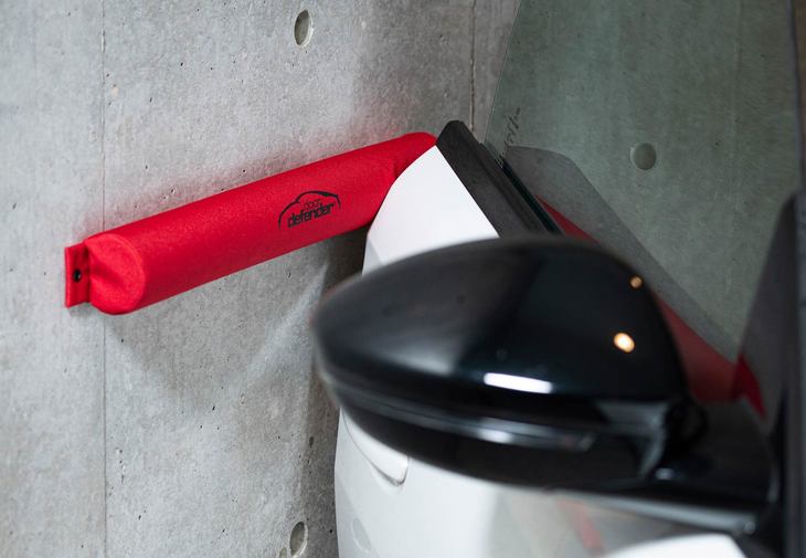 ドアディフェンダーには壁などに取り付けられるタイプも用意。簡単に取り付けができ、スペースが限られたガレージ内でもドアディフェンダーのクッションがドアを保護して、開閉時のストレスを軽減してくれる。