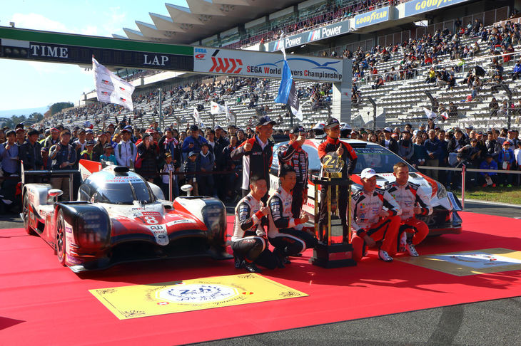 今回のイベントでは、ルマン初優勝とWRCのシリーズタイトル獲得の報告も行われ、ホームストレート中央には競技車両の「TS050ハイブリッド」と「ヤリスWRC」が並べられた。