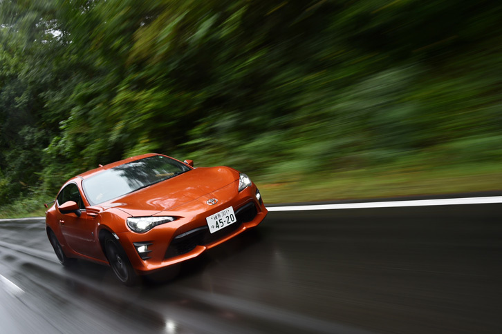 今回のマイナーチェンジでは、ボディー剛性の強化とサスペンションなど足まわりの改良により、操舵応答性と乗り心地の改善が図られている。