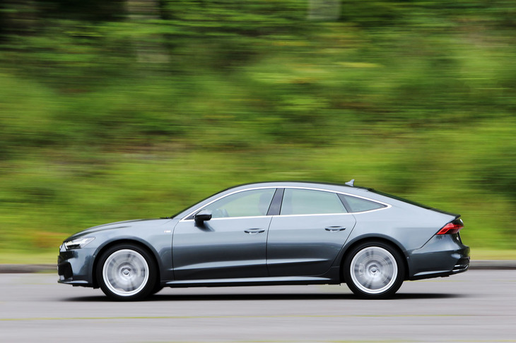 新型「A7スポーツバック」は全車に最高出力340ps、最大トルク500Nmの3リッターV6ターボエンジンを搭載。「A8」と同様のマイルドハイブリッド機構も備えている。