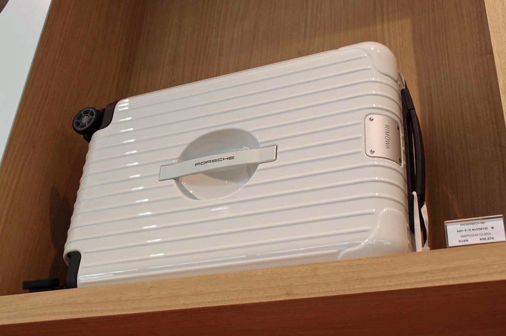 数あるポルシェドライバーズセレクションの中で、最も売れているグッズがこれ。リモワ社とポルシェのコラボレーションでつくられたトロリーケース。中央のハンドル部分に「PORSCHE」ロゴが添えられている。