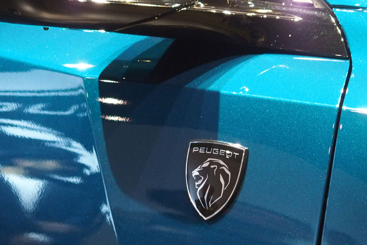 プジョー408 GTハイブリッド（ドアのエンブレム）