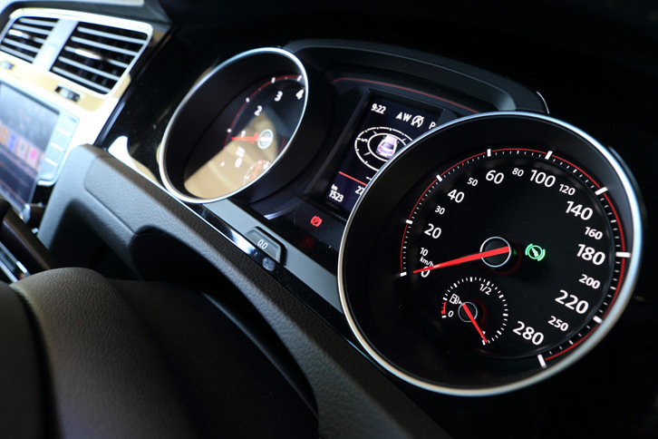 280km/hまで刻まれた速度計。メーターパネルの中央には、フルカラーのマルチファンクションディスプレイが備わる。