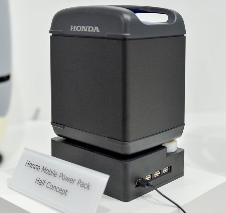 こちらはハーフサイズの「モバイルパワーパック」。重量が大幅に抑えられるというのは、可搬型の製品としては重要なポイントである。
