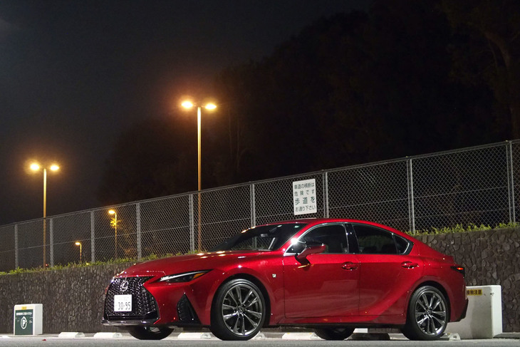 グローバル市場では、メルセデスの「Cクラス」やBMWの「3シリーズ」などとしのぎを削るDセグメントのプレミアムセダン「レクサスIS」。今回試乗した「IS300“Fスポーツ”」のボディーサイズは全長×全幅×全高＝4710×1840×1435mm、ホイールベースは2800mm。車両本体価格は535万円ナリ。