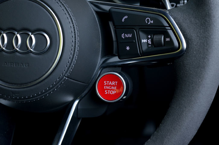 写真の赤いスイッチは、エンジンのスタート／ストップボタン。ステアリングホイールの右スポーク下部に備わる。