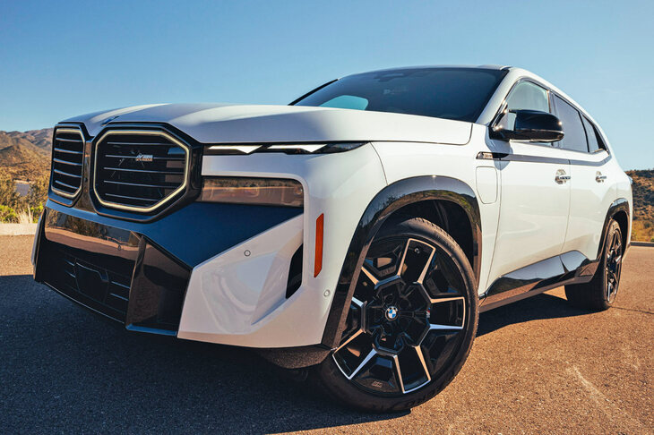 “アル／ヴェル”も裸足（はだし）で逃げ出すキング・オブ・オラオラカーこと「XM」。webCGほったいわく、「このクルマも顔の印象ばかり強くて、サイドビューとか後ろ姿が思い出せない車種のひとつ」とのこと。