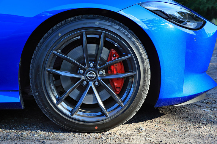 タイヤサイズは、ベースグレードと「バージョンT」は245/45R18だが、「バージョンS／ST」では前：255/40R19、後ろ：275/35R19の前後異径となる。試乗車には「ブリヂストン・ポテンザS007」が装着されていた。