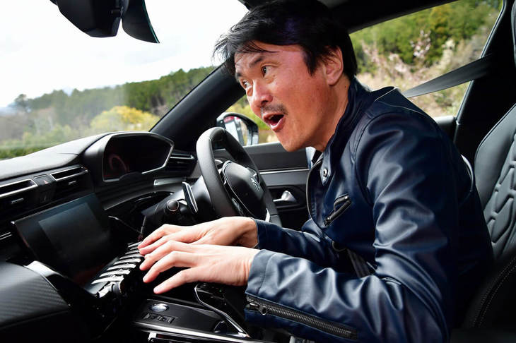 「プジョー508」のピアノの鍵盤のようなスイッチ類にもダンディズムを感じる。