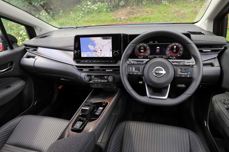 ウッド調パネルやツイード調ファブリックで上質感向上を図ったインテリア。どちらもアクセントではなく、センターコンソールやダッシュボードなどにふんだんに使われている。