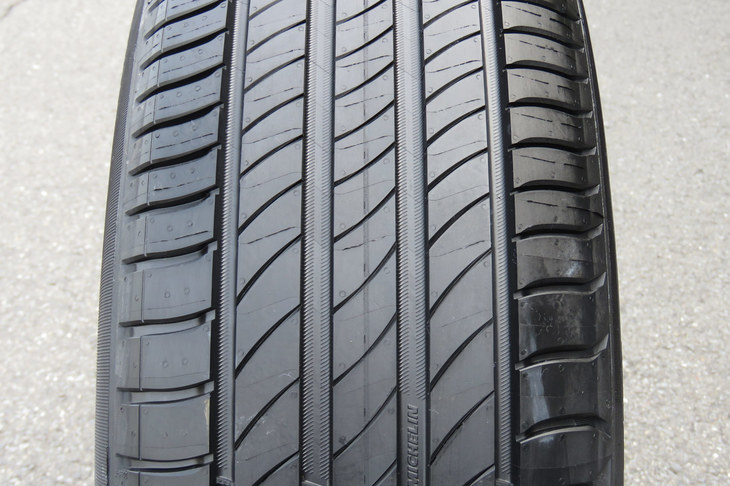 「プライマシー4」には、タイヤに彫られたピッチの長さを調整したり、音圧を下げるべくリブを横断するラグを調整したりといった技術が用いられており、従来モデルよりロードノイズが6％低減している。