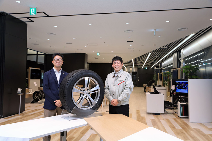 今回のインタビューは、東京・小平の研究所に新設されたイノベーションセンター「B-Innovation」で実施された。こちらは2022年4月に開所された新しい施設で、フリーアドレスに見られるような“これからの働き方”に沿ったフロアのつくり、ソフトでフレンドリーな空間が、「これまで以上に斬新な発想のタイヤが生まれてくるのでは」という期待を抱かせてくれた。