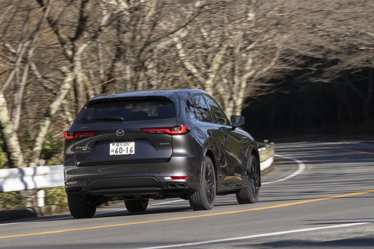 足まわりはフロントがダブルウイッシュボーンでリアがマルチリンク。後ろの突き上げが強いという傾向は「PHEV」でも大きくは変わっていなかった。