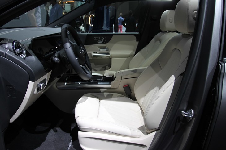 メルセデス・ベンツBクラス（フロントシート）