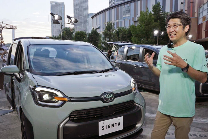 新型「トヨタ・シエンタ」と、同車のプロジェクトチーフデザイナーを務めたトヨタ自動車の加藤孝明さん。