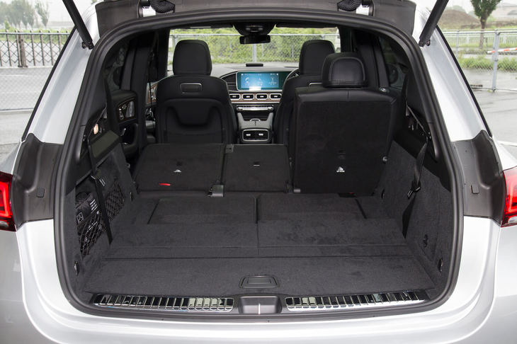 荷室の容量は、最大で2055リッターにまで拡大できる。写真は2列目右側席を残し、2列目および3列目を倒した状態。