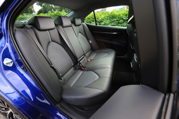 2825mmのホイールベースがもたらす後席の居住スペースは、頭上、足元とも十分な広さを確保している。