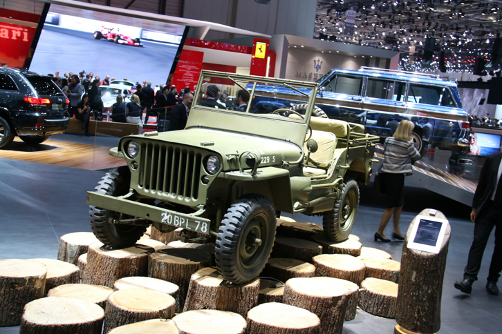 ジープも歴代車3台をブース中央に据えた。思わず「ギブミー、チョコレート！」と叫んでしまった筆者であった。
