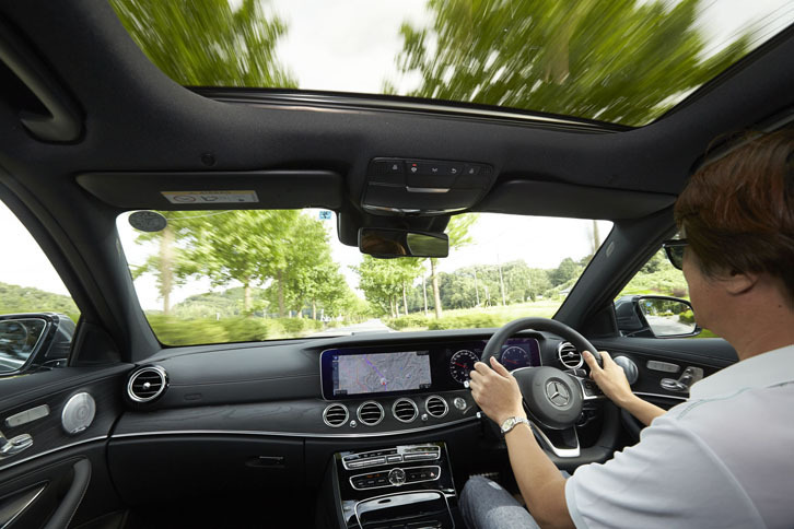 運転支援システム「ドライブパイロット」作動中は、ステアリングホイールの保持が要求される。“手放し運転”と判断された場合、ディスプレイ上に警告が表示される。