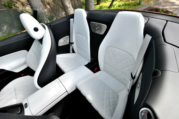 身長150cmまでのただし書きが付く後席だが、手荷物置き場としては十分。この空間にBurmesterサウンドシステムのスピーカーが3つ装着される。