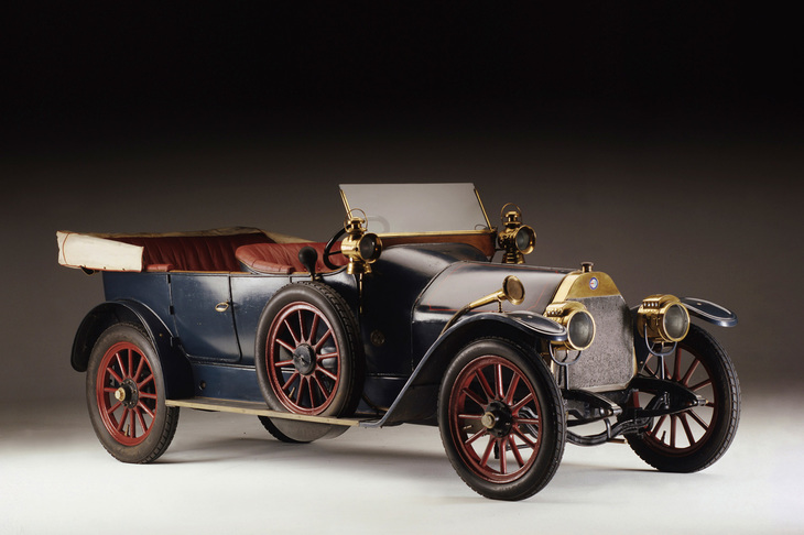 1910年に登場したアルファ・ロメオ第1号車の「24HP」。同社は創業当初から高性能なクルマづくりを追求。24HPの改良モデルでタルガ・フローリオにも出場している。
